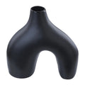 Vase en céramique noire mate en forme de sculpture